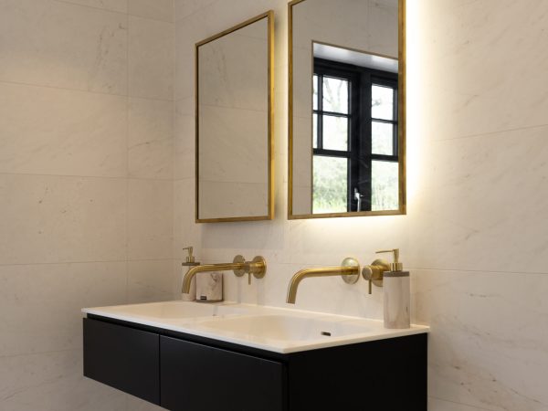 Custom-Home-Surrey-Court-Hill-bathroom